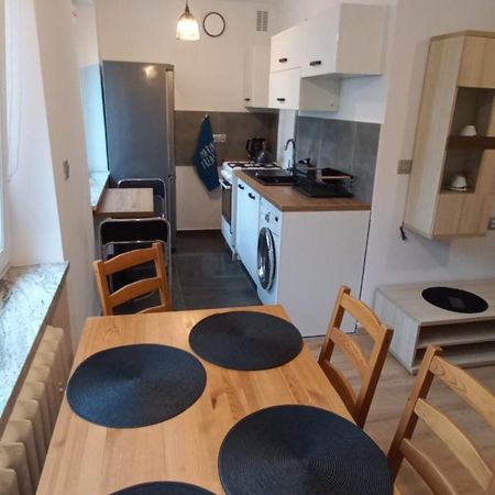 Apartament Juki 2, Obok Katowice Wynajem Na Doby, Krotkoterminowy, 2 Pokoje, Mozliwosc Dodatkowych Dwoch Osob Na Rogowce W Salonie Za Dodatkowa Oplata, 37M2,- Po Kapitalnym Remoncie, Wifi Chorzow Bagian luar foto